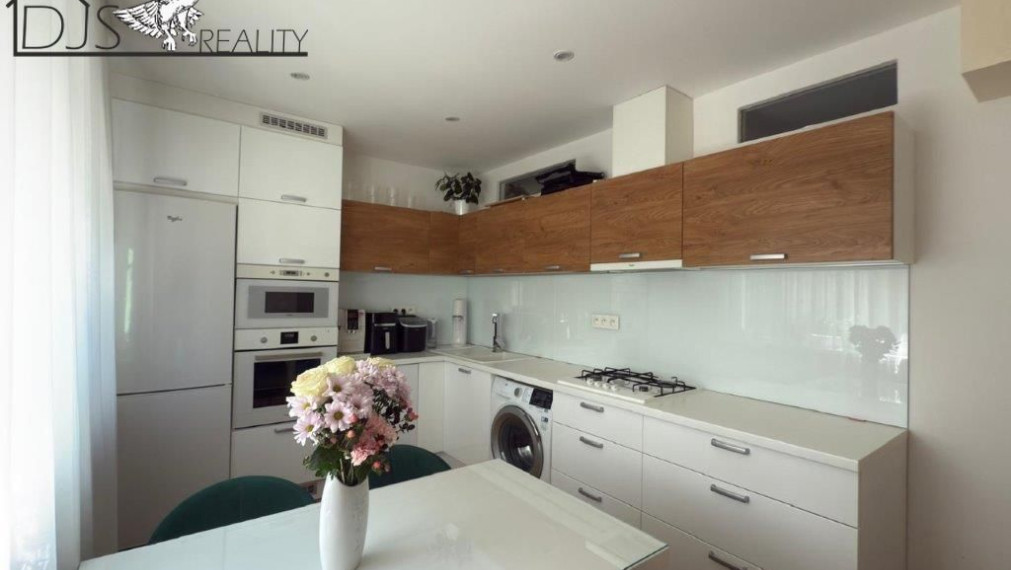 REZERVOVANÉ - Na predaj - jedinečný 3-izbový byt s loggiou, 69m², 2/7 posch., Sídlisko III.