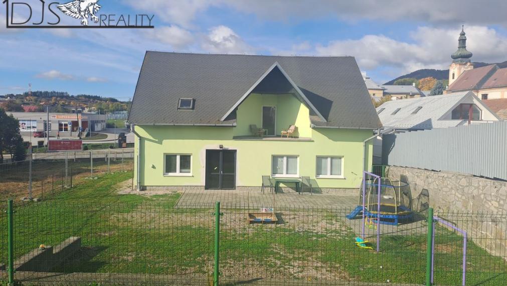 EXKLUZÍVNE - Na predaj zaujímavá budova a veľký pozemok v centre obce Fintice.
