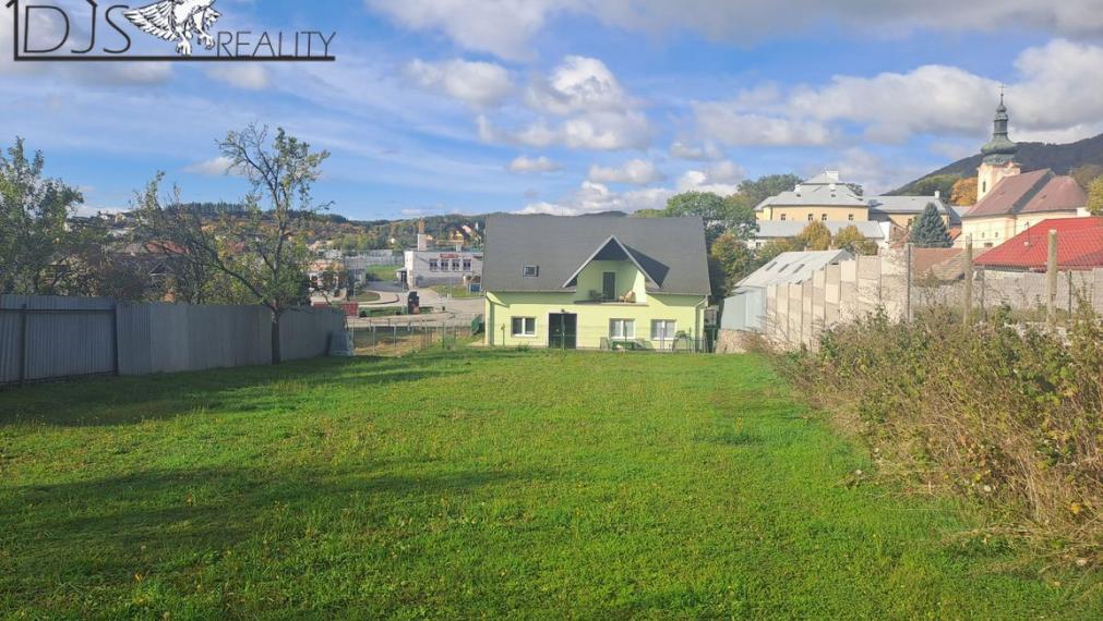 EXKLUZÍVNE - Na predaj zaujímavá budova a veľký pozemok v centre obce Fintice.