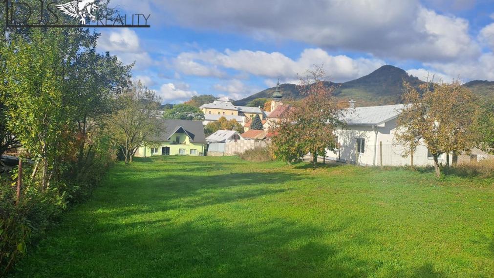 EXKLUZÍVNE - Na predaj zaujímavá budova a veľký pozemok v centre obce Fintice.