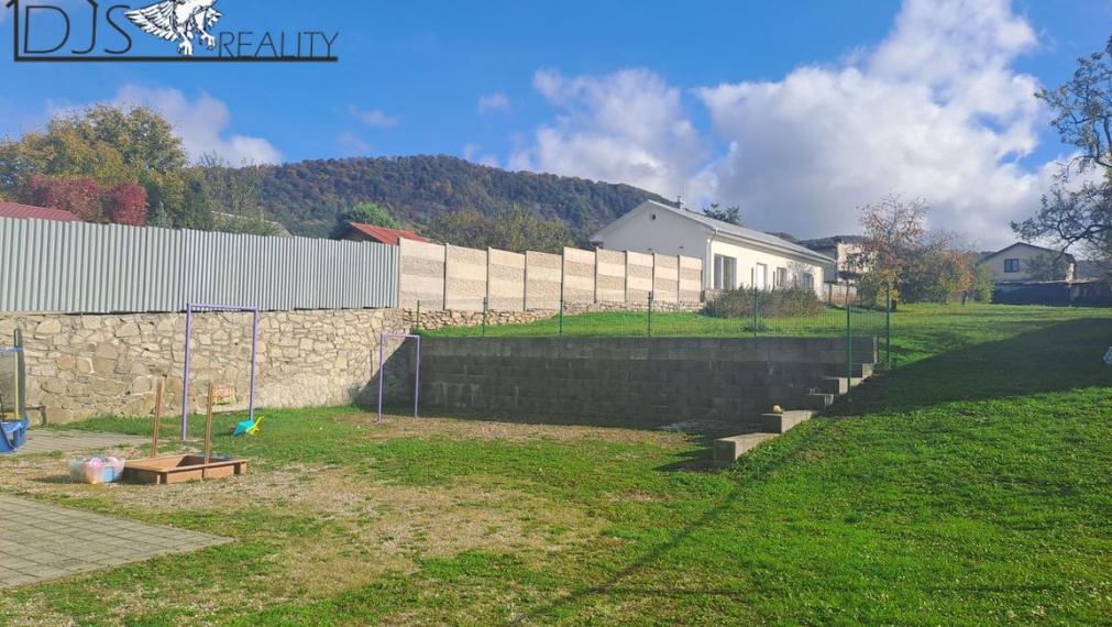 EXKLUZÍVNE - Na predaj zaujímavá budova a veľký pozemok v centre obce Fintice.