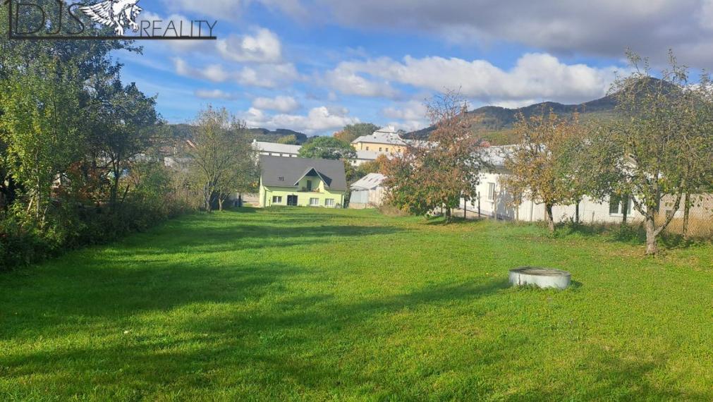 EXKLUZÍVNE - Na predaj zaujímavá budova a veľký pozemok v centre obce Fintice.