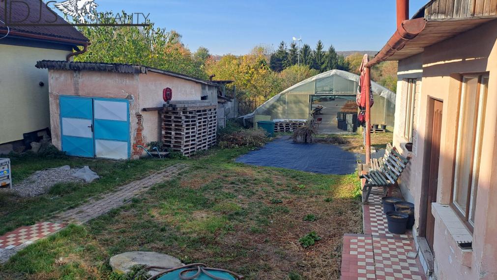 EXKLUZÍVNE - Starší rodinný dom s veľkým pozemkom v obci Petrovany.