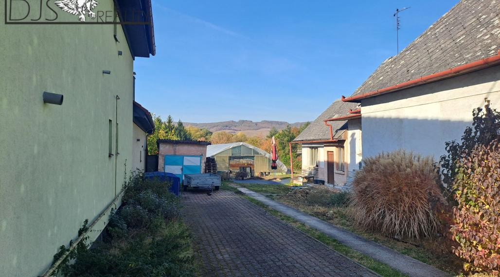 EXKLUZÍVNE - Starší rodinný dom s veľkým pozemkom v obci Petrovany.