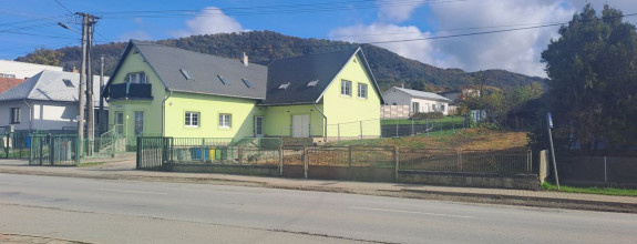 EXKLUZÍVNE - Na predaj zaujímavá budova a veľký pozemok v centre obce Fintice.