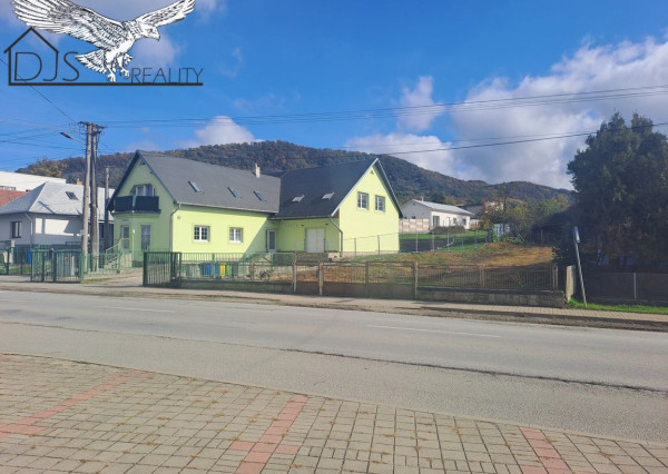 EXKLUZÍVNE - Na predaj zaujímavá budova a veľký pozemok v centre obce Fintice.
