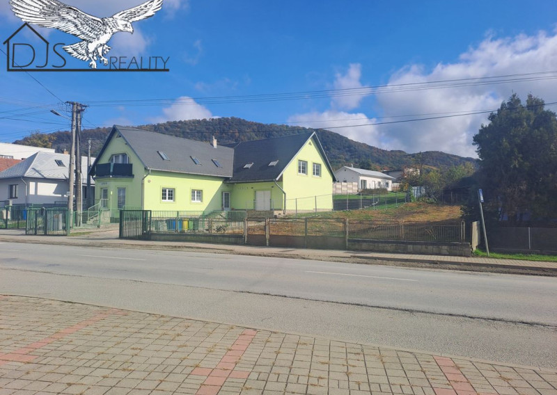 EXKLUZÍVNE - Na predaj zaujímavá budova a veľký pozemok v centre obce Fintice.